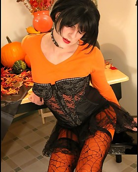 Pumpkin queen plus shecock in tights & spiderweb thigh highs.